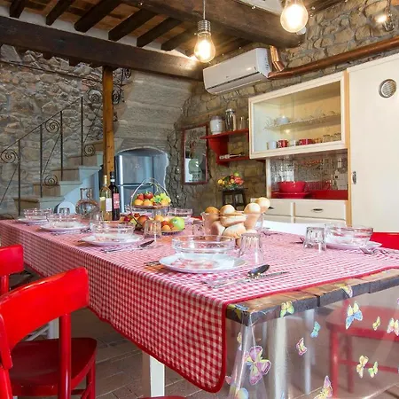 Cozy In Benabbio With Kitchen 반니 디루카