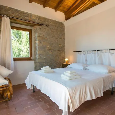 Cozy In Benabbio With Kitchen